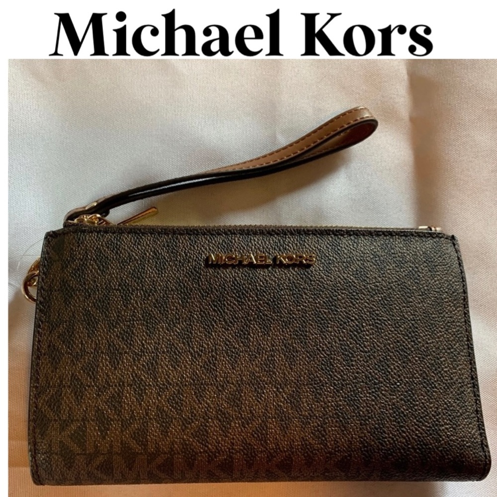 🎉Host Pick🎉 NWT. Michael Kors Brown with Gold Accents Wallet Wristlet!